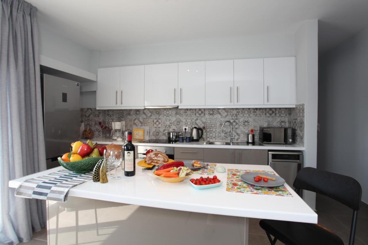 Edem Beach Apartment With Sea View By Athenian Homes Bagian luar foto